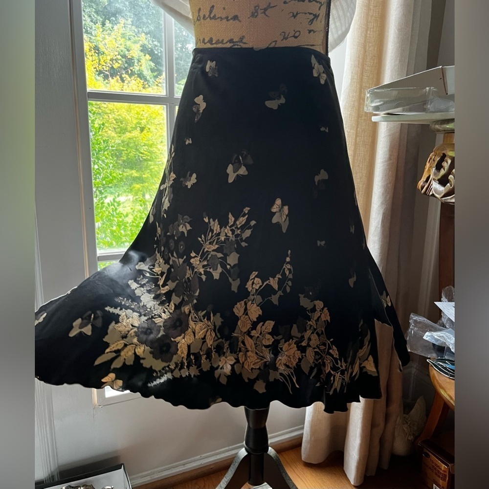 Silk A shape black with butterfly print skirt - Picture 7 of 12